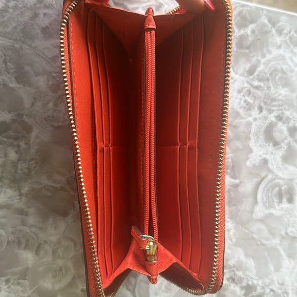 EMBOSSED-T ZIP CONTINENTAL WALLET - Picture 6 of 7